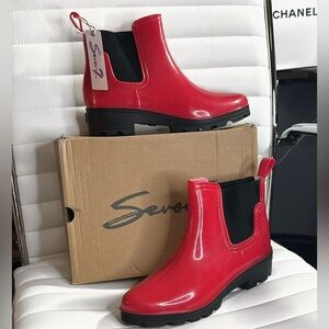 NWT Seven7 Women's Red Size 9 Chelsea Low Rain Boots including the original box.